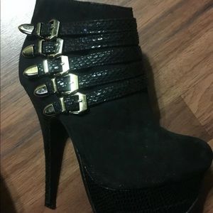 Heeled boots with buckles